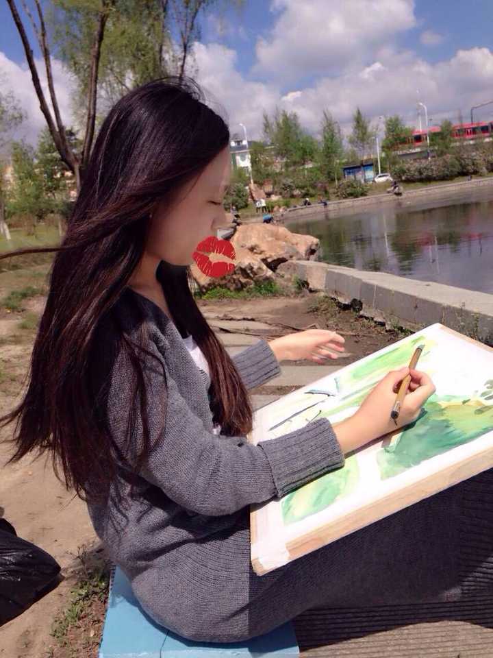 写生的时候,大家一起开心地画画玩闹摆拍哈哈哈