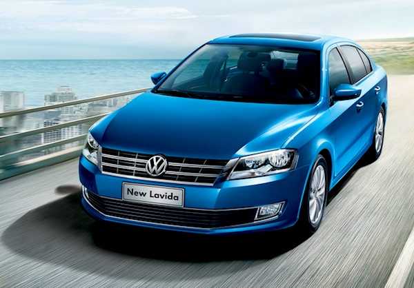 第二代朗逸前脸借鉴了欧版帕萨特(也就是一汽大众迈腾)的设计,车屁股