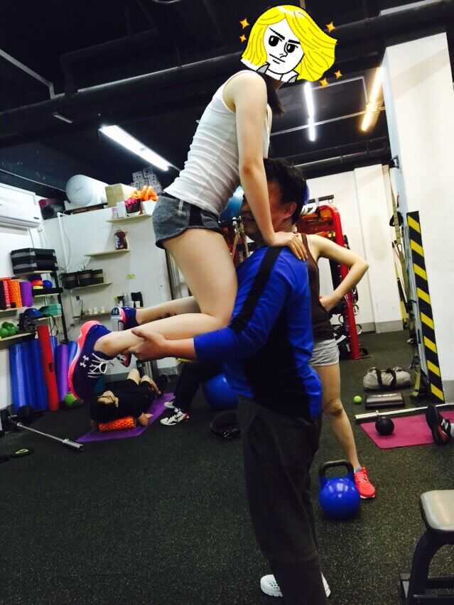 请问前几年很火的那张女生跪在男生臂上的图片,需要多大的臂力,做起来