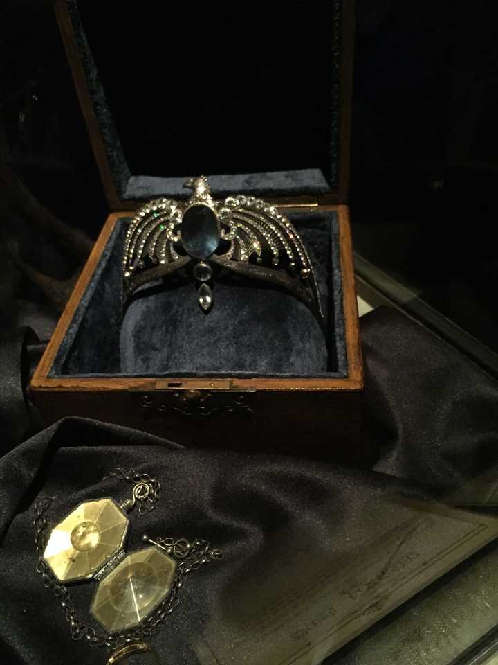 拉文克劳的冠冕,斯莱特林的挂坠盒.