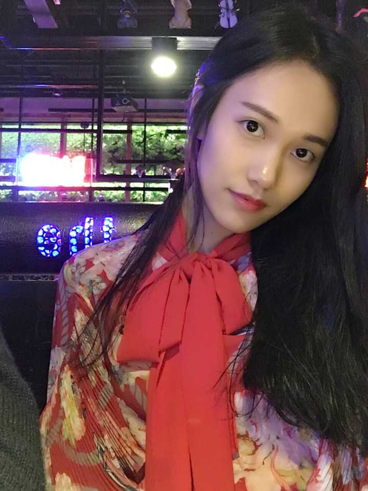 现实生活中的美女(现实生活中的美女和家人的照片)