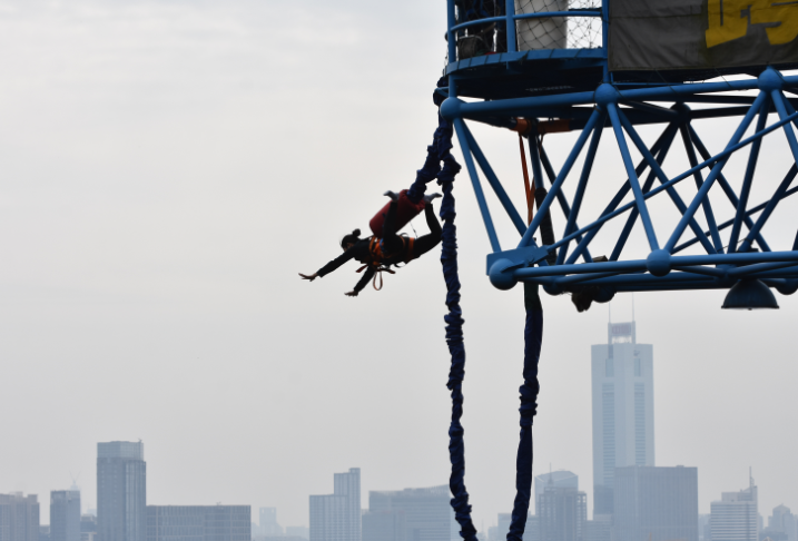 如果没有经验,绑背式蹦极下落时的动作基本都和我一样(背景是广州地标
