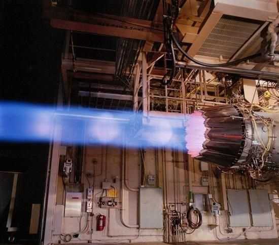 发动机试车并开加力燃烧室的照片,出现蓝紫色尾焰