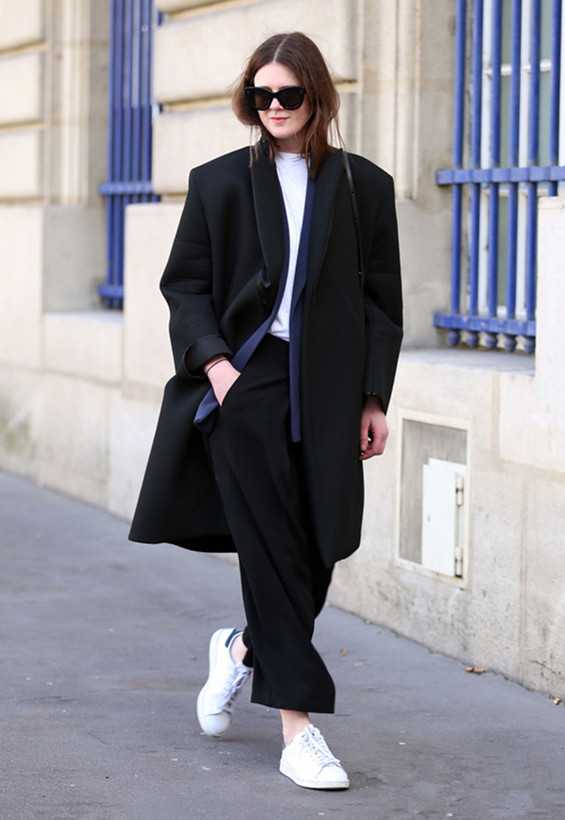 简简单单用套头毛衣搭配西裤和球鞋利落出街,十足的欧美大牌范儿,特别