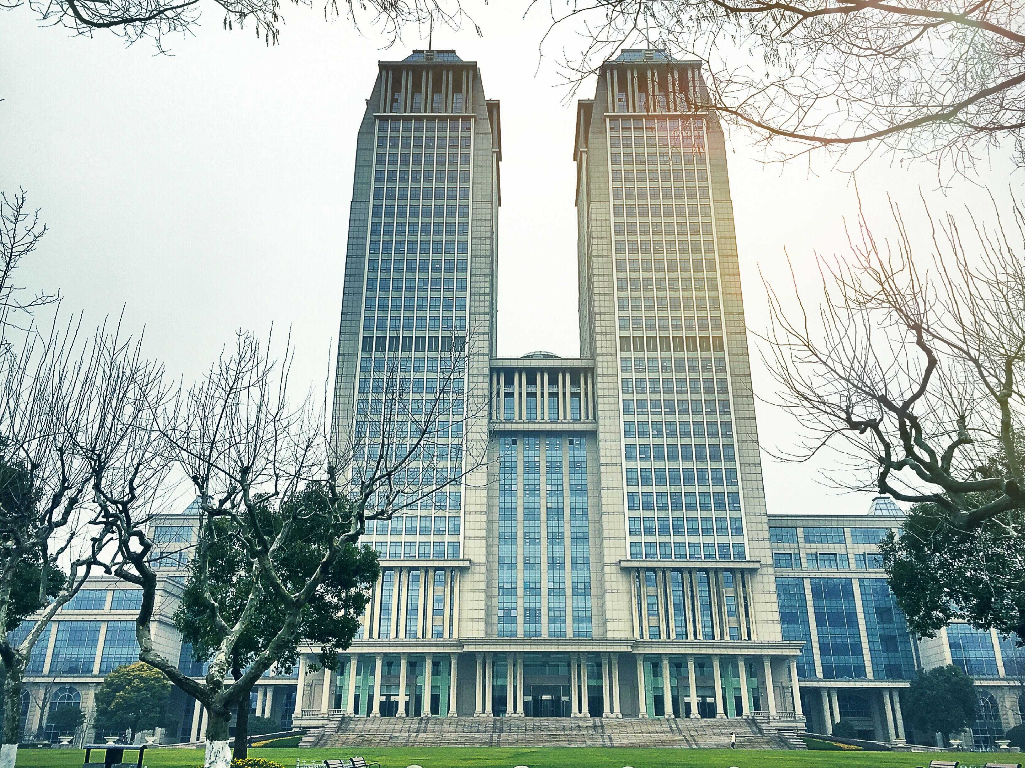 复旦大学 邯郸校区,类似双子塔的光华主楼,楼前有一片开阔的绿茵场