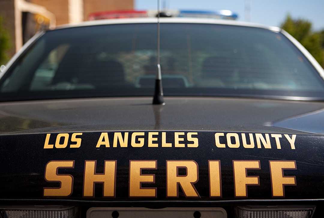 不幸旁边正好有一辆警车,这辆警车和里面的警察是洛杉矶警局(lapd)的