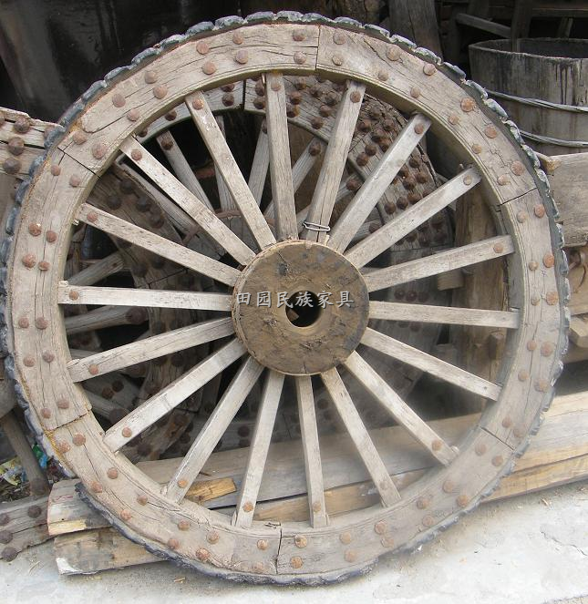 其实滚动车轮不需要多少力量支撑,我估计嫪毐不是控制一辆木车,只是