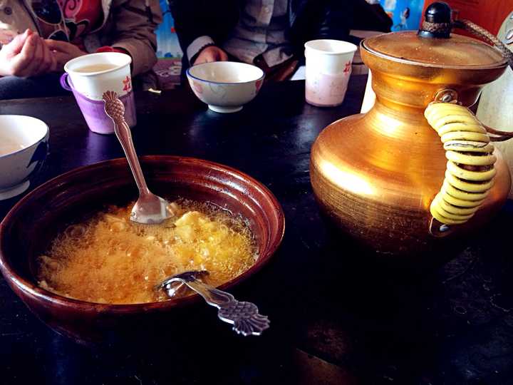 酥油茶我们要的甜的,怕喝不习惯