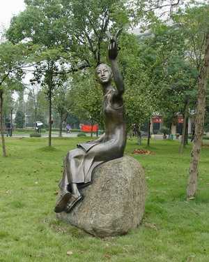 我们艺术学院楼下花坛:读书顶个鸟用