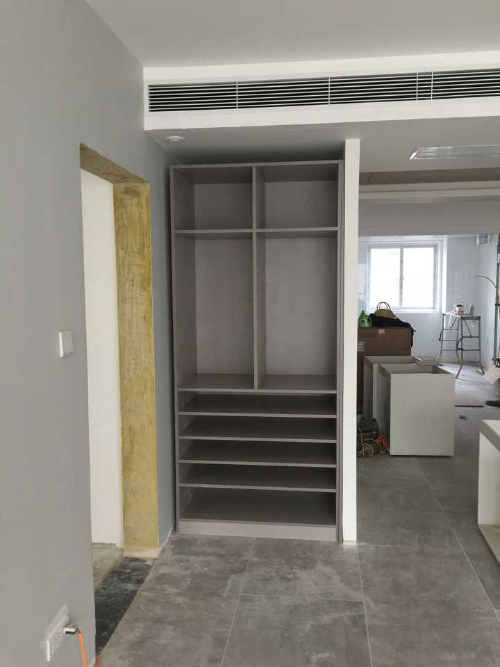 定制的柜子,按上后下面是没缝的,上面缝隙越来越大,手都能塞进去.