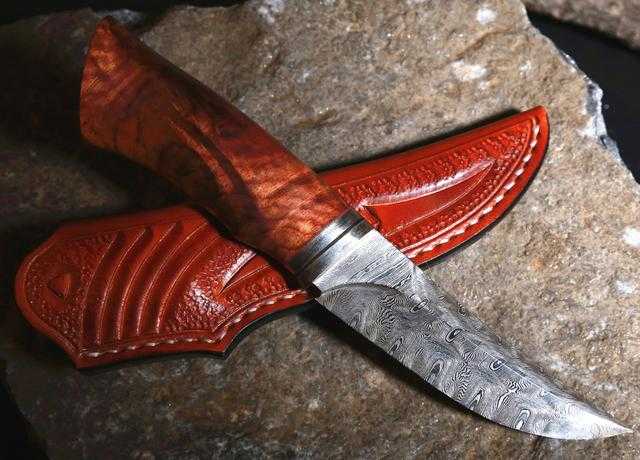 ps:上面这个硬币月牙小刀,半天就能做好,不过要做下面这把"狼牙",就没