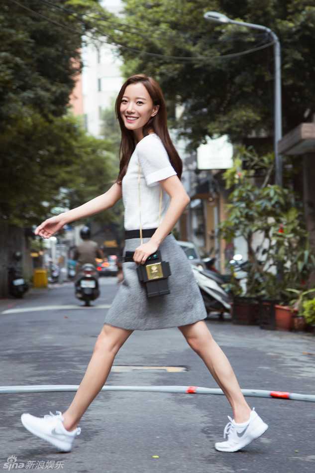 女生穿白球鞋配什么衣服最好看?