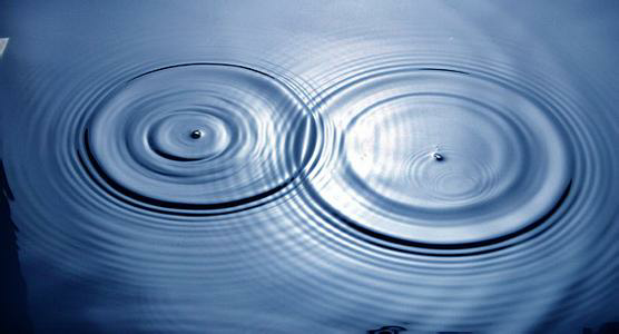 当你在水上扔石头,水波就在二维平面扩散,所以其能量密度和距离成反比