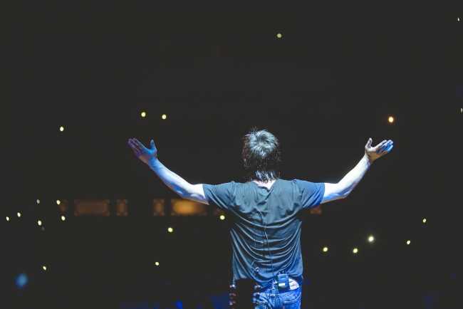 别因为一句话爱一个人,别因为一件事恨一个人. ——李志显示全部