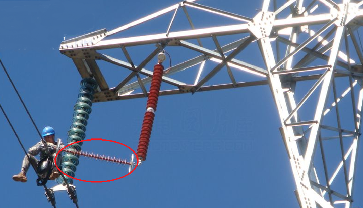 线路避雷器用于6~220kv交流输变电线路,是一种悬挂安装于输电杆塔上的