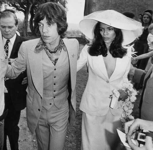 bianca jagger1971年嫁给滚石乐队主唱mick jagger的时候,真空白西装
