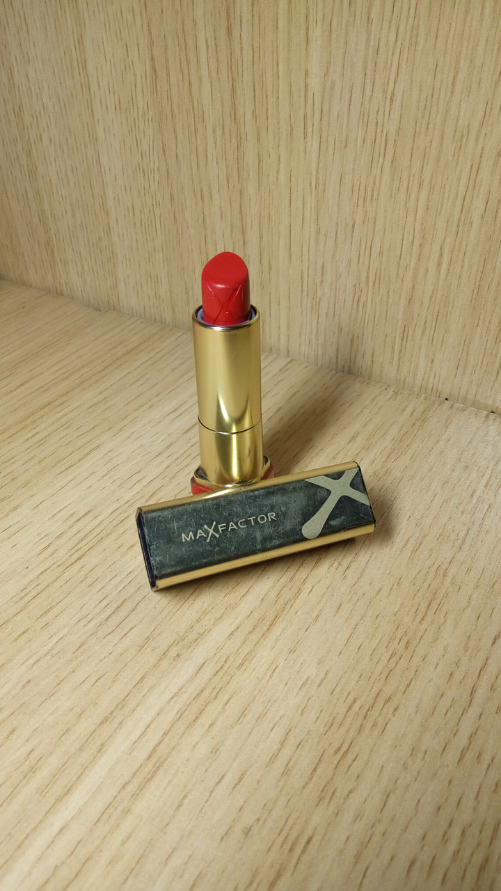 这个是蜜丝佛陀715,偏正红的玫红色,显色度超级好,但是有点干……日常