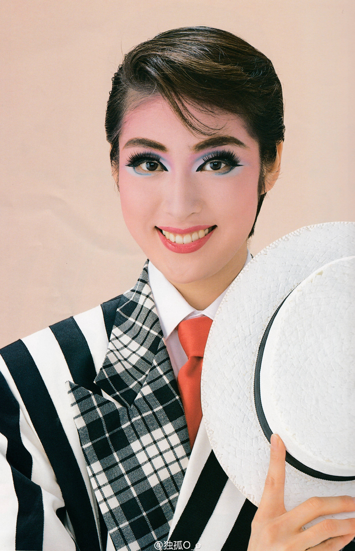 为什么在舞台上要化那么浓的妆?