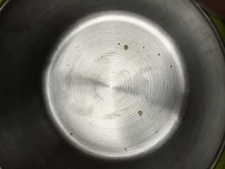 新买的不锈钢饭盒用开水一烫,就出现咖啡色的斑点,像生锈了一样,不