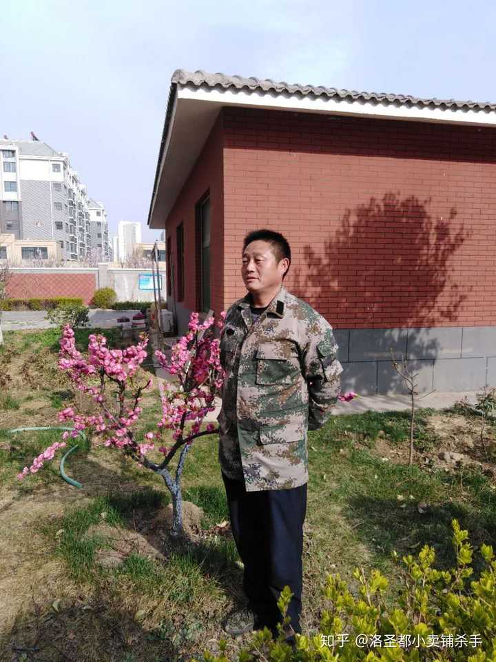 身体发福油腻的中年老男人