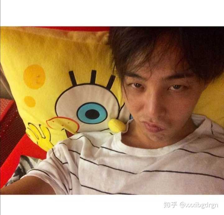 vip们,有没有权志龙的沙雕照片嘞?