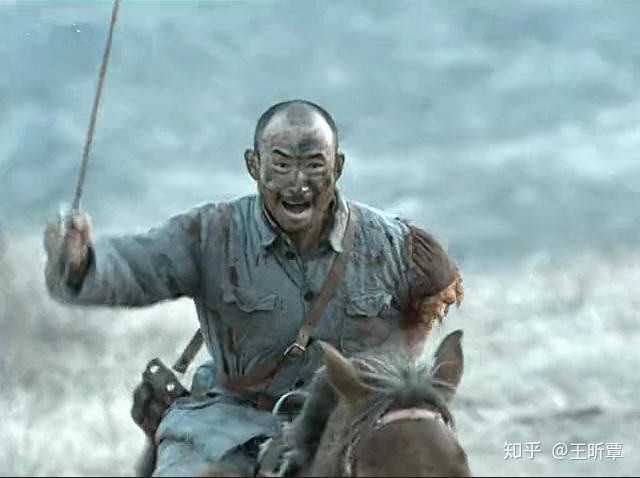 这是军人狭路相逢,视死如归的画面.