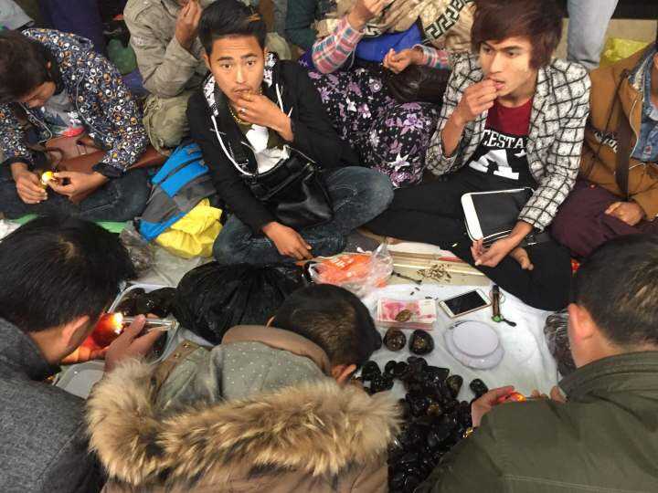 嗑瓜子的缅甸小哥～够随意吧 直接坐在地上,连小摊摊都木有.