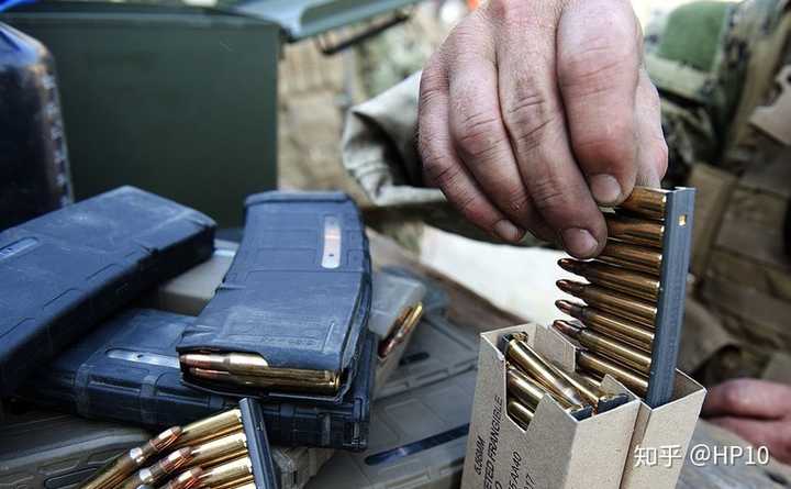 在接受补给的时候,士兵得到的是散装子弹,或者带桥夹的子弹.