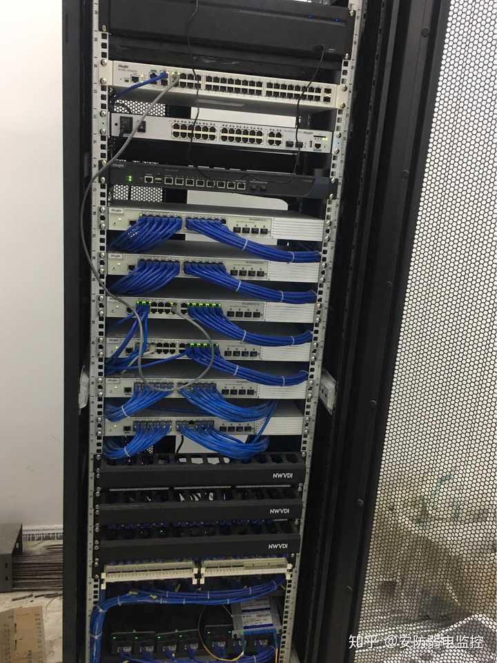 如果给你一台交换机,由你设计一个配置了十台电脑的工作室的局域网