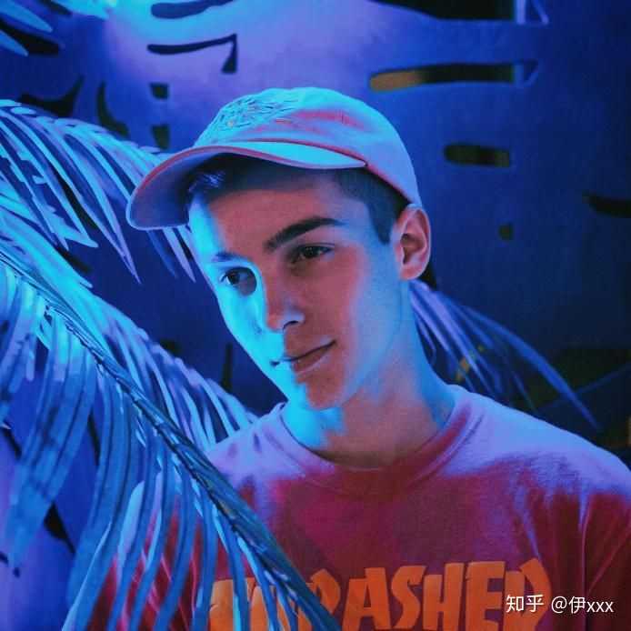 女生喜欢穿的花里胡哨的男生还是穿得干净简单的男生?