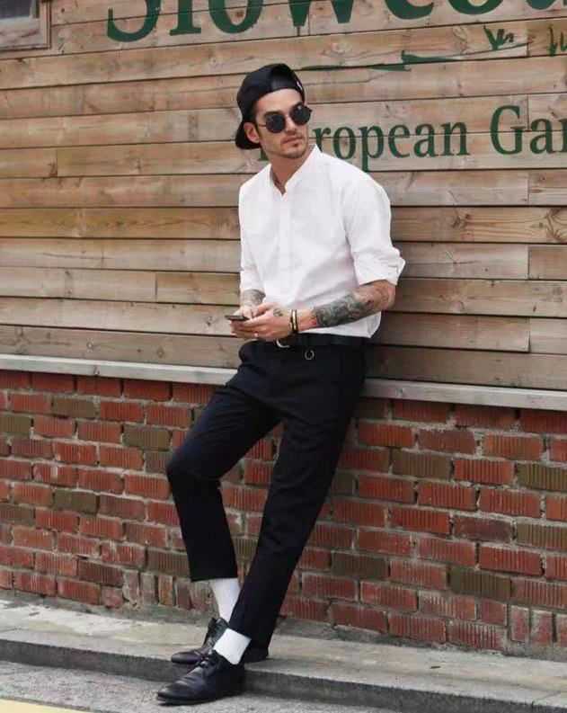 淳川一般会用卡其裤与立领白衬衫搭配,会有一种英伦风的感觉.