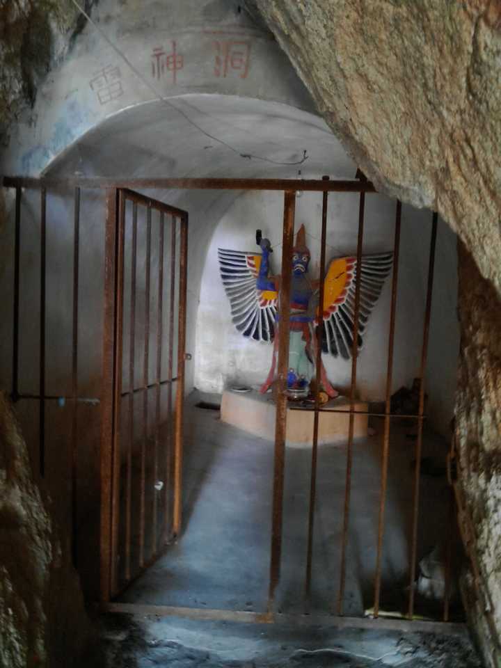 雷神洞看来时的路,这一段路非常非常危险,爬的时候有一个身体旋转倾斜