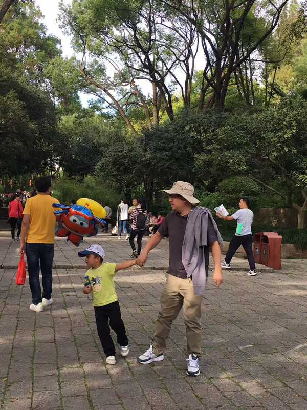 爸爸带娃，可以补充哪些妈妈做不到的优势？