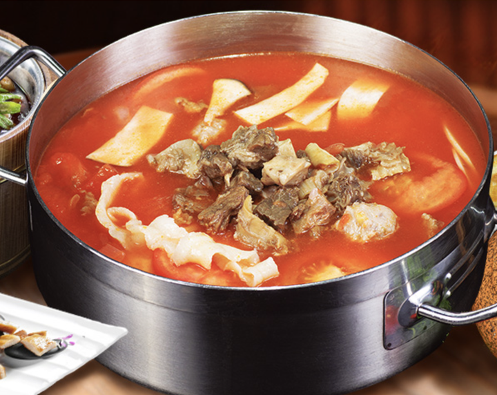 大块牛腩,手打猪肉丸,面疙瘩……一大锅特别实在.