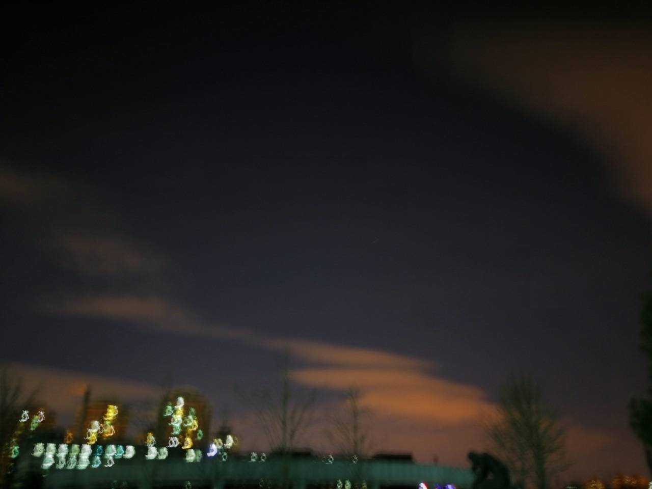 晚上的云朵为什么是彩色的 v2-0cdaf8b745434a13ee0ac12ecd2a252d_r.jpg