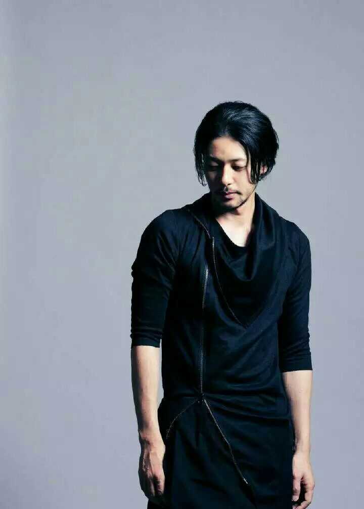 事实上人家是泰国的影帝啦,名字不好记,叫柏华力·莫高彼斯彻(pawalit