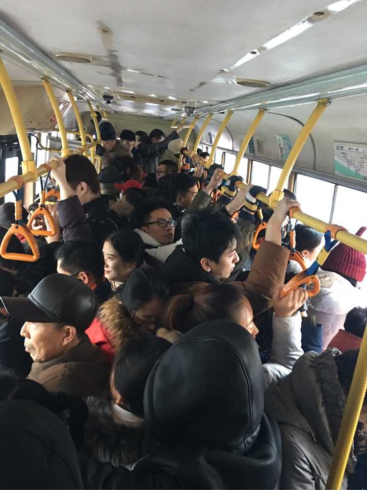 乘坐公共汽车拥挤图片图片