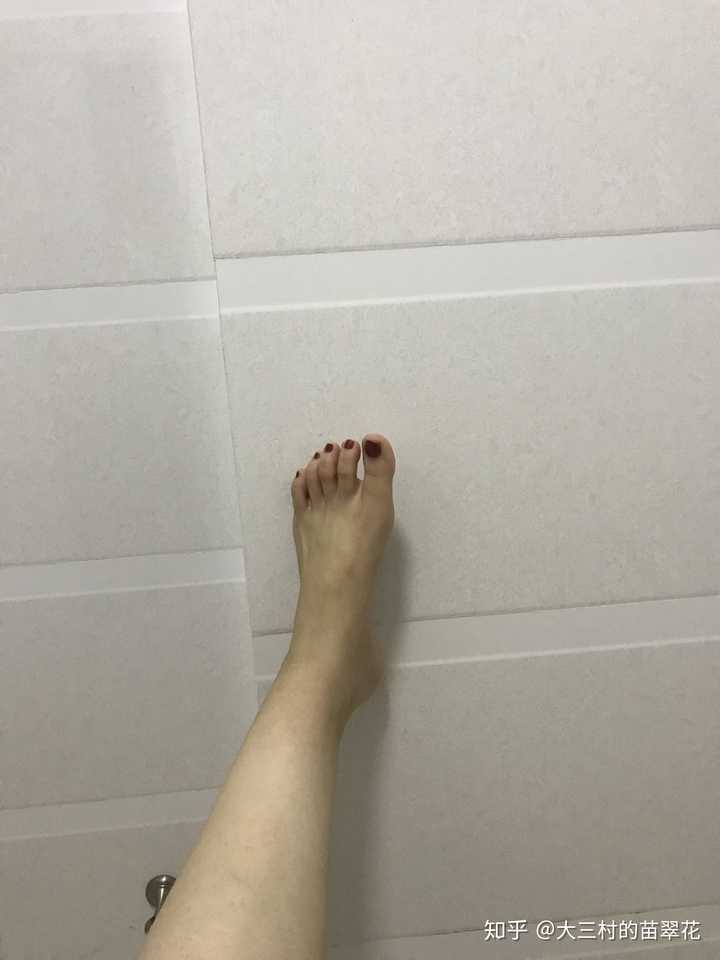 每天用热水泡脚,脚却越来越黑了?这是为什么?还能再白回来吗?