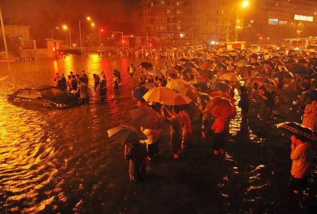 北京广渠门暴雨图片