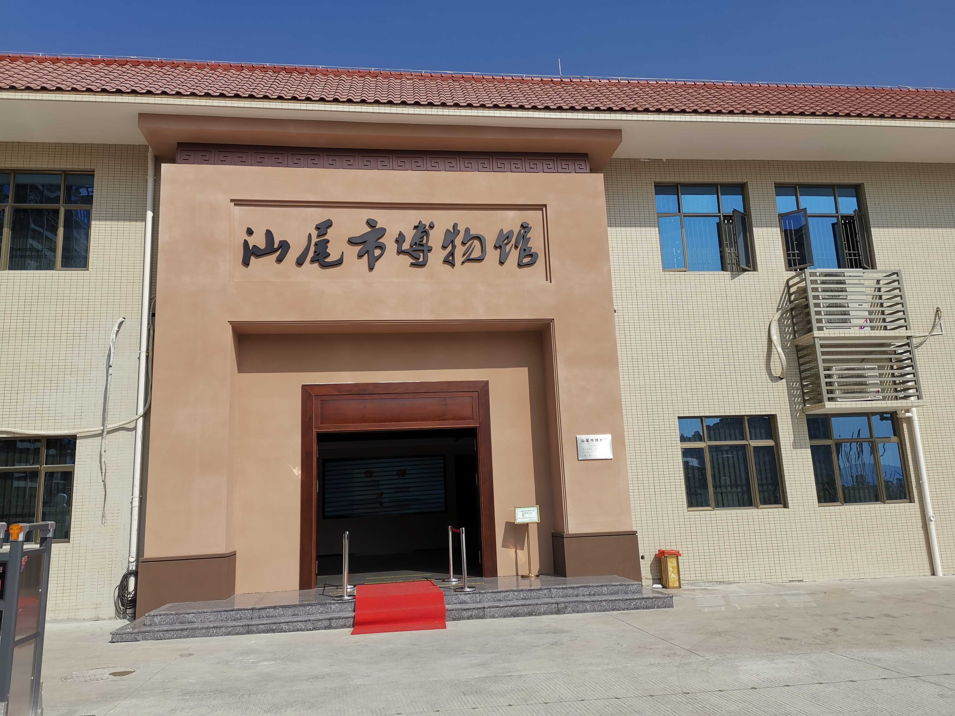 汕尾市博物馆意外地小,只有一层关于工艺品的展厅.