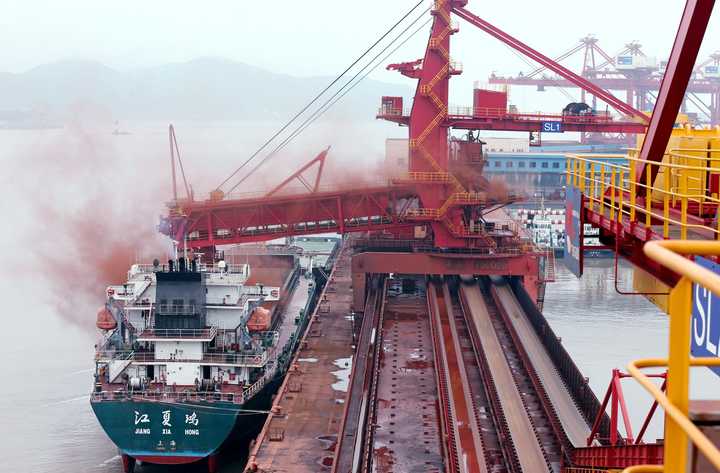 蓝色箭头表示的是码头主要传送带的方向.