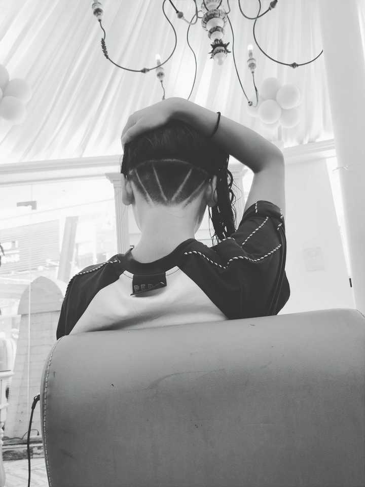 剃半头的女生怎么把头发留起来的? - 知乎