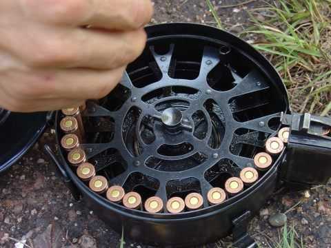 10个30发弹匣与3个100发弹鼓在装弹总数相同的情况下重量完全一致吗