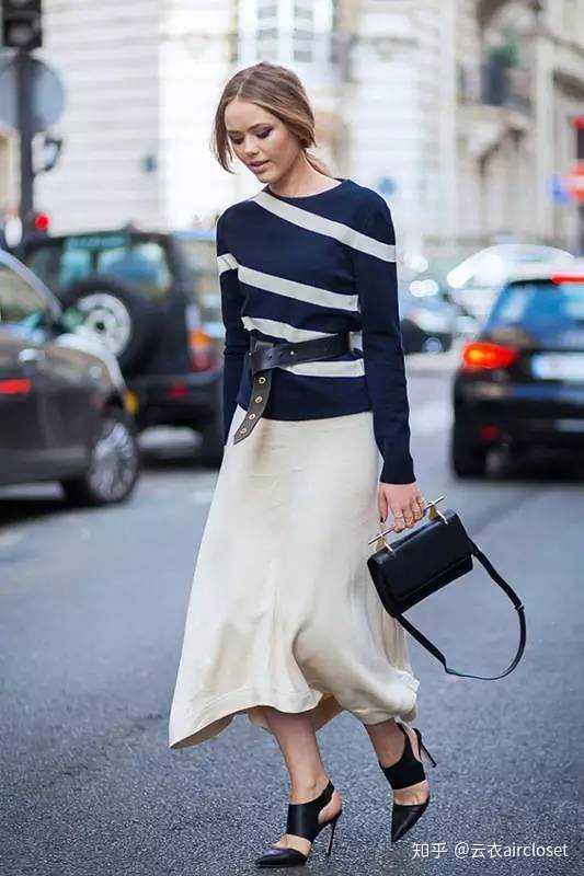 平板身材又叫h身材,很多模特是这种身材,不胖,但是平胸,没有凸显的