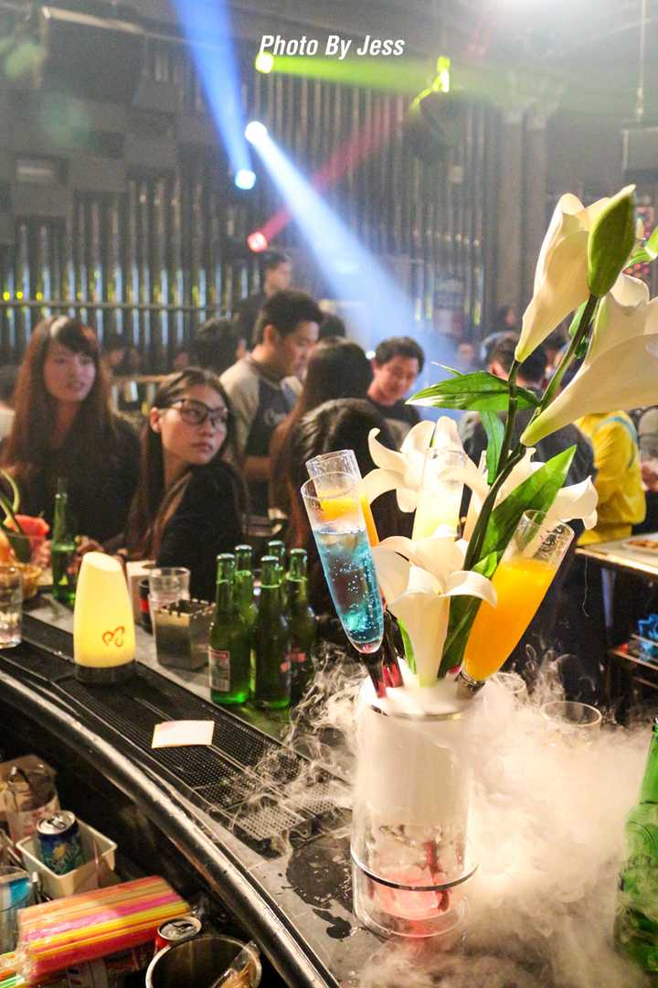 像这种夜店酷炫的照片是怎么拍出来的?