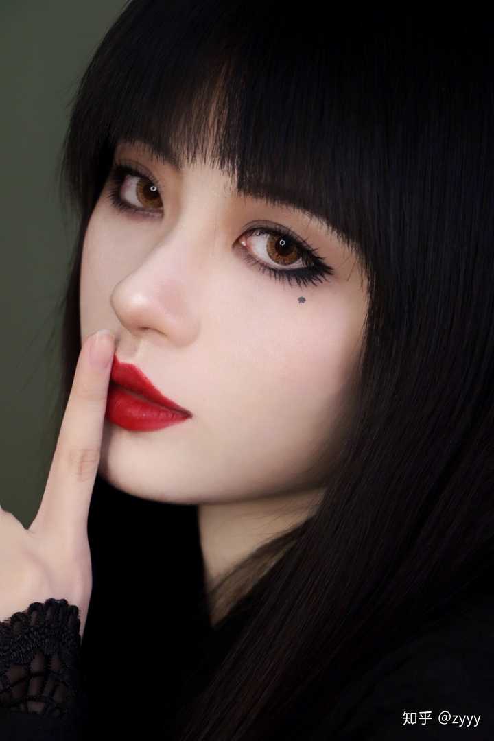 时间正好化过仿妆,画完之后,觉得,的确不像…但我爱了全包眼线和泪痣