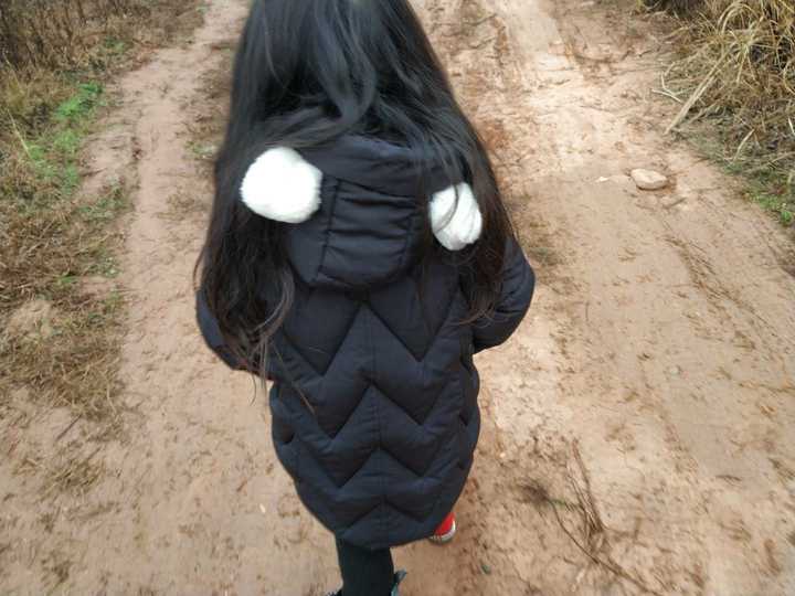 附上我妹妹的背影 冬天一大早回外婆家拍的.