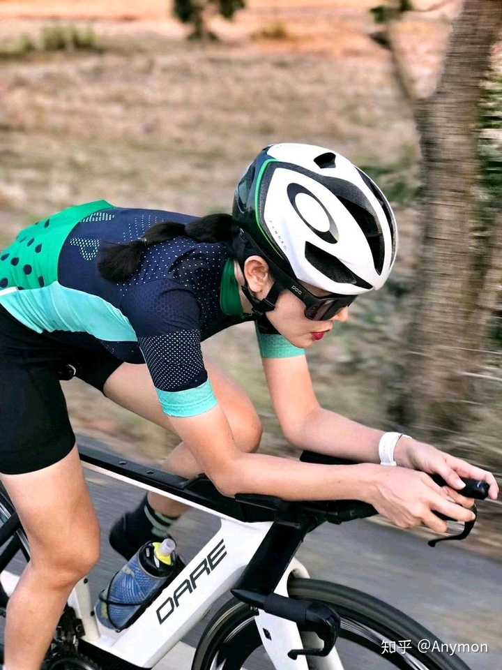 女生,想骑自行车出去玩上班,适合山地还是公路,什么的样性价比高一点