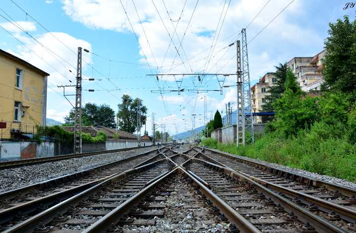 位于喜德县沙马拉达的沙马拉达隧道,原名东方红隧道,成昆线最高和最长