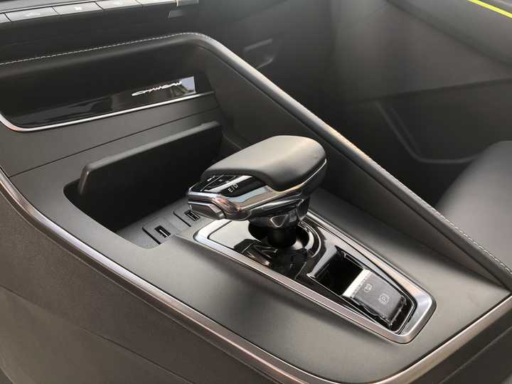 游艇式换挡杆,从握感上非常舒适.